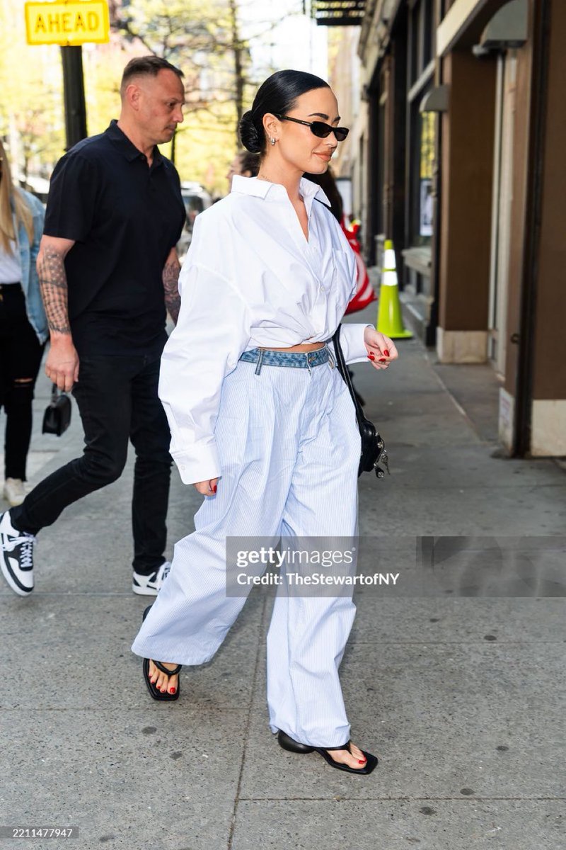 evwrddl's tweet image. meooo ela toda classuda sem aqueles trapos velhos remendados q cabia 5 jutes dentro pqp #vencemos