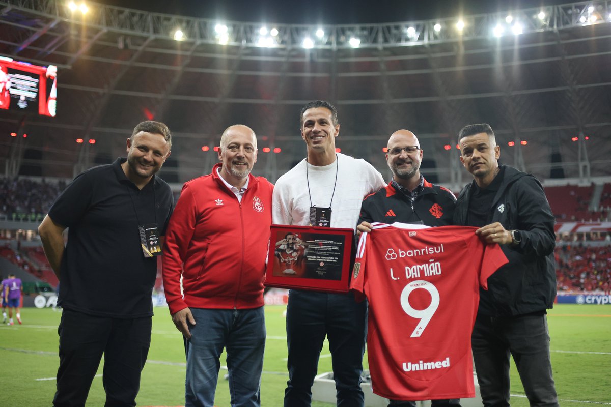 SCInternacional's tweet photo. 🔝 Maior artilheiro da história do Inter na @LibertadoresBR;
📈 Maior artilheiro do Inter no Século XXI;
❤️ Para sempre no coração da torcida colorada!

Durante o aquecimento colorado, o ÍDOLO Leandro Damião, acompanhado da família, recebeu uma justa homenagem do Clube do Povo. 🫶🇦🇹