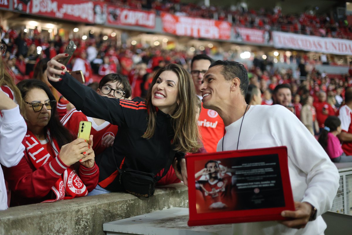 SCInternacional's tweet photo. 🔝 Maior artilheiro da história do Inter na @LibertadoresBR;
📈 Maior artilheiro do Inter no Século XXI;
❤️ Para sempre no coração da torcida colorada!

Durante o aquecimento colorado, o ÍDOLO Leandro Damião, acompanhado da família, recebeu uma justa homenagem do Clube do Povo. 🫶🇦🇹