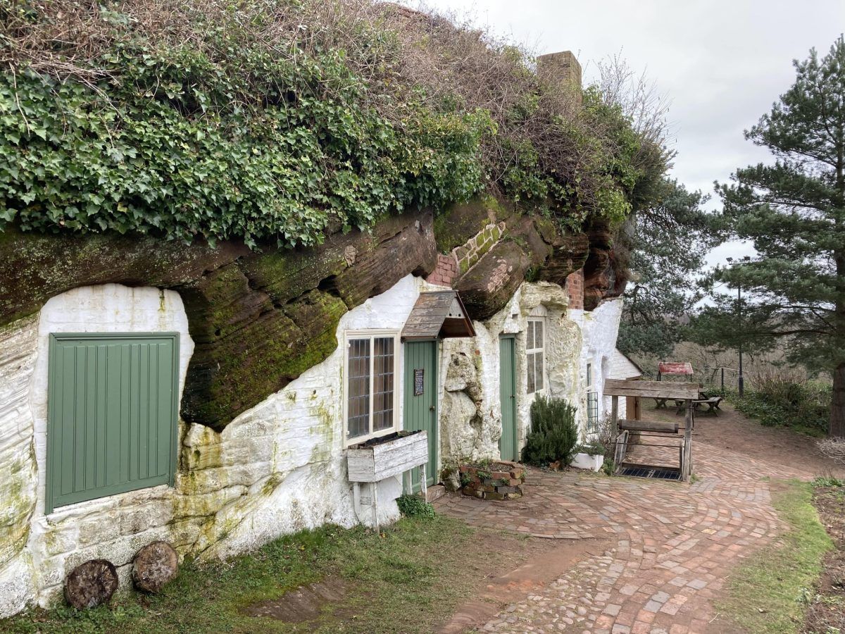 Les Rock Houses de Kinver Edge, dans le Shropshire, sont des anciennes demeures troglodytiques taillées dans le grès rouge, entourées de verdure et proches des sentiers de randonnée. Découvrez ce trésor caché 👉  buff.ly/BUjQm8P