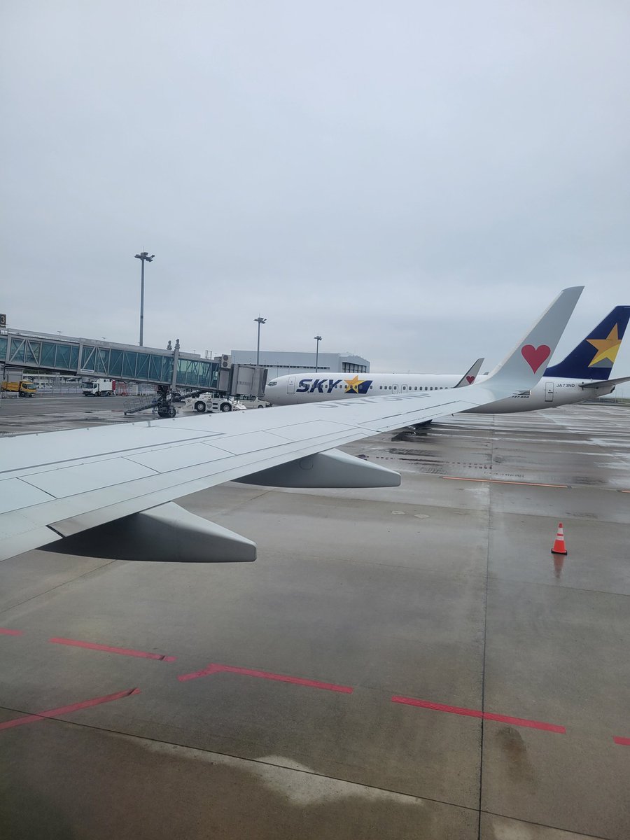 天気が良くないのは残念だけど、
ちょっと日帰りで東京まで( * ॑꒳ ॑*)
（神戸空港）