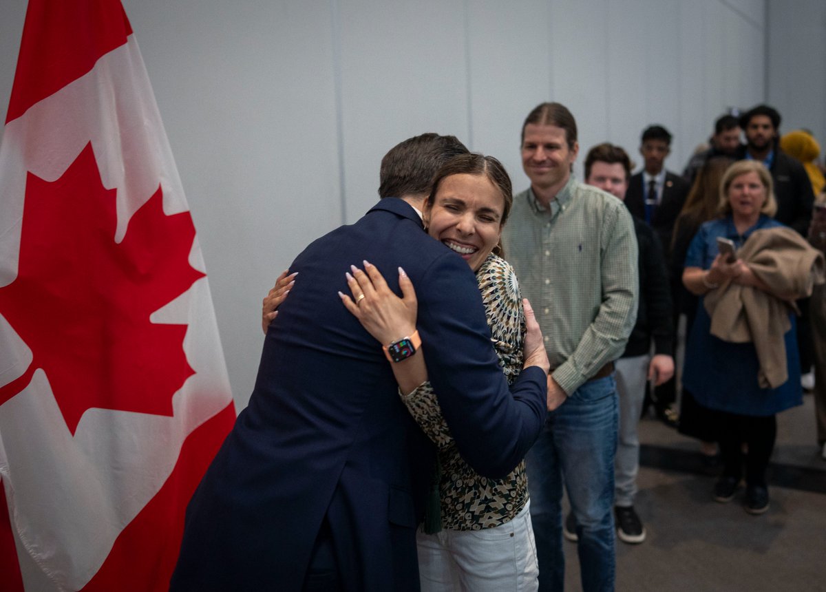PierrePoilievre's tweet photo. CHANGE for an affordable life. For safe streets. For Canada First:

✂️ Cut the Liberal deficit by 70%
⬇️ Lower income tax by 15%
🏡 Build 2.3 million homes
🚨 Lock up criminals
🇨🇦 Put Canada First

Vote Conservative — For a Change: https://t.co/w2Pl2YzBHX https://t.co/yEBA4NEJvo