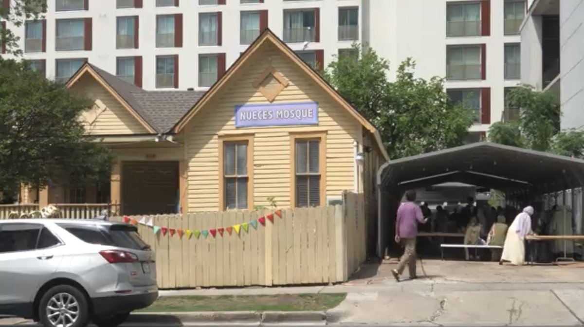 TSTVNews's tweet image. “It’s not just a Muslim thing, it’s a UT thing.”
The new Nueces Mosque held its second annual flea market Sunday to fundraise funds for renovations.
More: tstvnews.com/2025/04/22/nue…