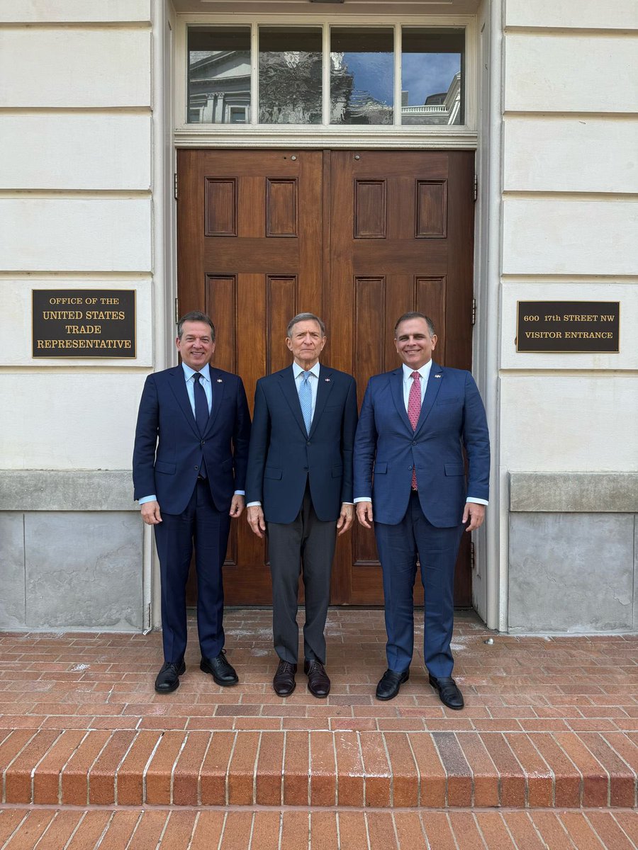 Ito Bisonó (@itobisono) on Twitter photo
Hoy realizamos la primera reunión con <a href="/jamiesongreer/">Jamieson Greer</a>, embajador y Representante Comercial de EE. UU. (<a href="/USTradeRep/">United States Trade Representative</a>), y su equipo, iniciando un diálogo positivo sobre la disposición arancelaria global. Junto al canciller del <a href="/MIREXRD/">Cancillería de República Dominicana</a>, <a href="/RobalsdqAlvarez/">Roberto Alvarez</a> y el ministro de
Hoy realizamos la primera reunión con <a href="/jamiesongreer/">Jamieson Greer</a>, embajador y Representante Comercial de EE. UU. (<a href="/USTradeRep/">United States Trade Representative</a>), y su equipo, iniciando un diálogo positivo sobre la disposición arancelaria global. Junto al canciller del <a href="/MIREXRD/">Cancillería de República Dominicana</a>, <a href="/RobalsdqAlvarez/">Roberto Alvarez</a> y el ministro de