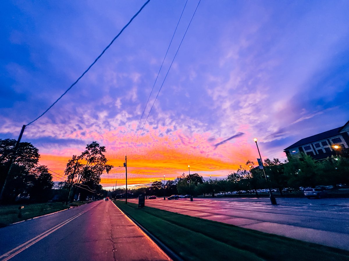 madelynehayes's tweet photo. Absolutely BREATHTAKING post-storm sunset over the campus of Jacksonville State tonight 💜😍 @spann https://t.co/RgvCQC250a