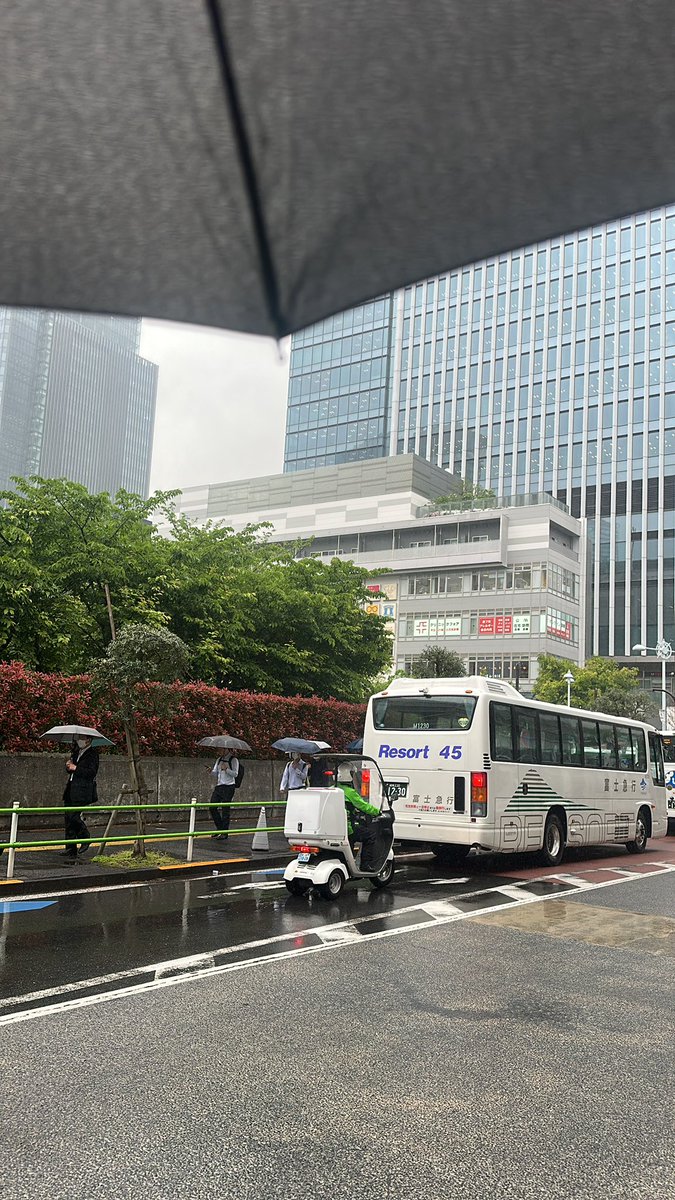 또 비가오네 자꾸 마음이 무거워지는건 뭘까?기분이 우울해지는게 싫다