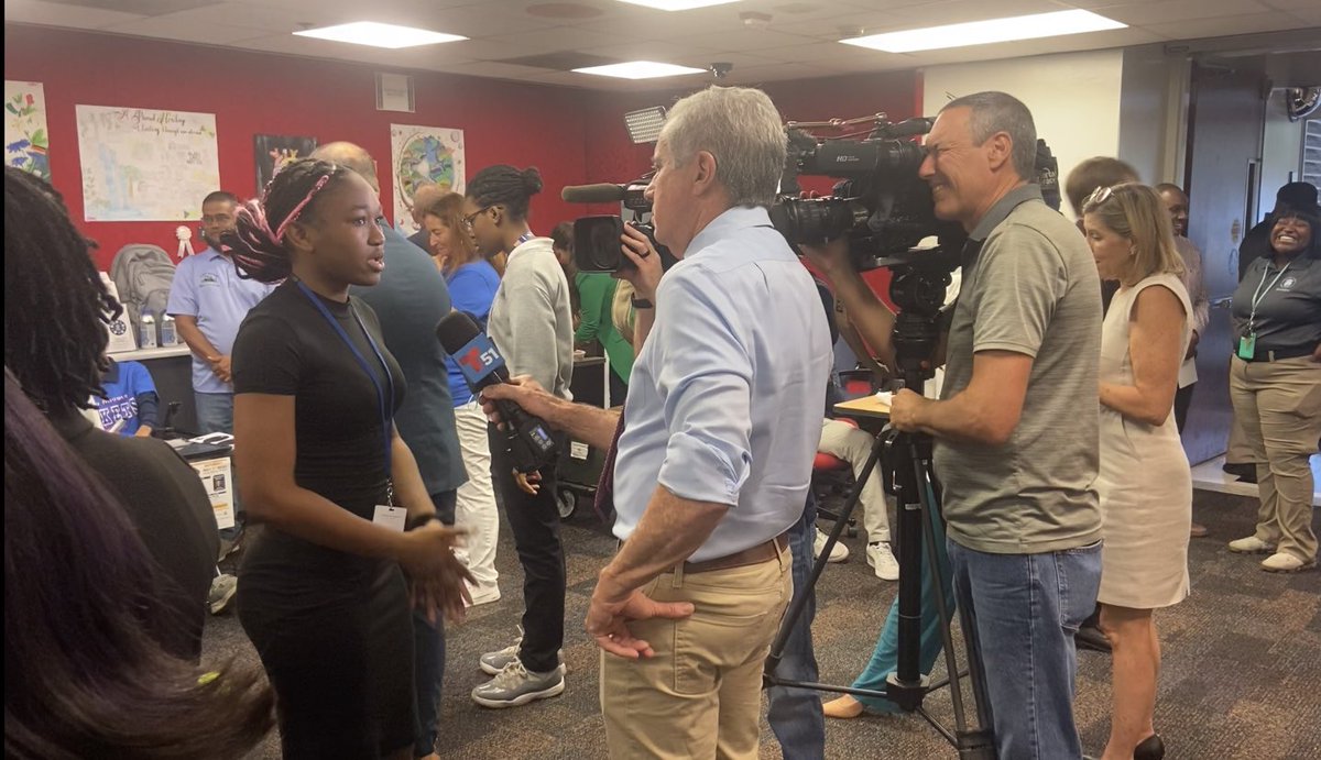 Dillard_HS's tweet image. These amazing scholars led by Ms. Howard brought the classroom to the boardroom today, demonstrating the effectiveness of Virtual reality prism’s in math classes. #DillardDelivers #Excellence @abroomsville @HoratioMajor @DupervalMD @Saf_Scott @levinsky_robert @kdafoundation38