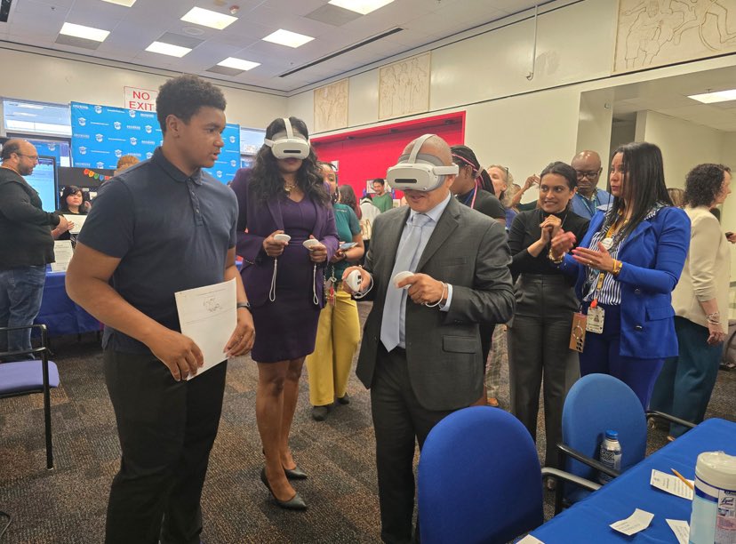 Dillard_HS's tweet image. These amazing scholars led by Ms. Howard brought the classroom to the boardroom today, demonstrating the effectiveness of Virtual reality prism’s in math classes. #DillardDelivers #Excellence @abroomsville @HoratioMajor @DupervalMD @Saf_Scott @levinsky_robert @kdafoundation38