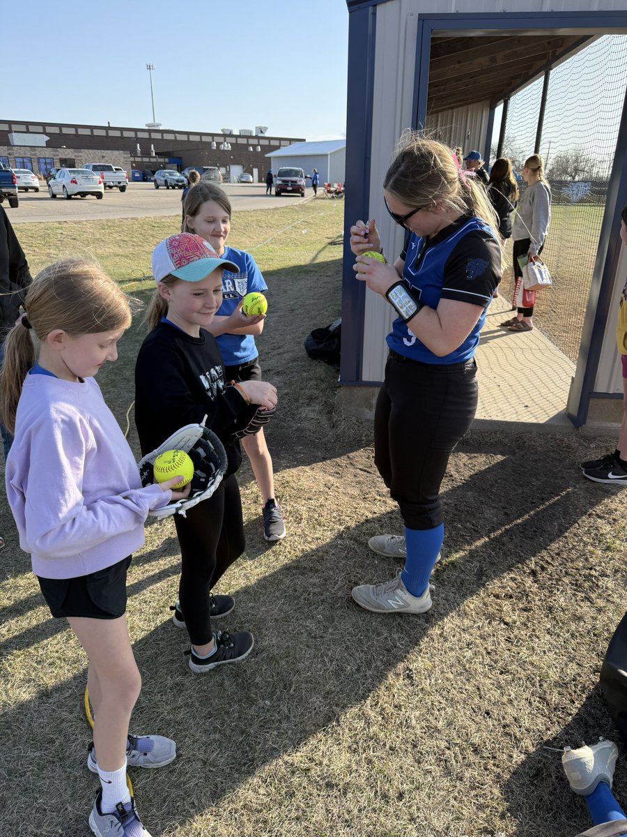 Make that 4 WWWWins in a row. These girls played an outstanding game from start to finish as we defeat ACGC by a score of 8-2. After being down 0-2 in the 3rd inning these girls never showed any quit and next thing you know they scored 8 unanswered runs.