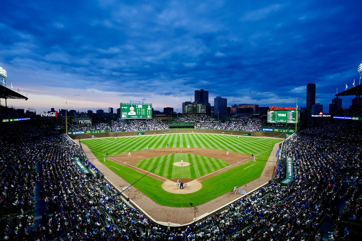 This shot of Wrigley Field 😍

(via <a href="/MLB/">MLB</a>)