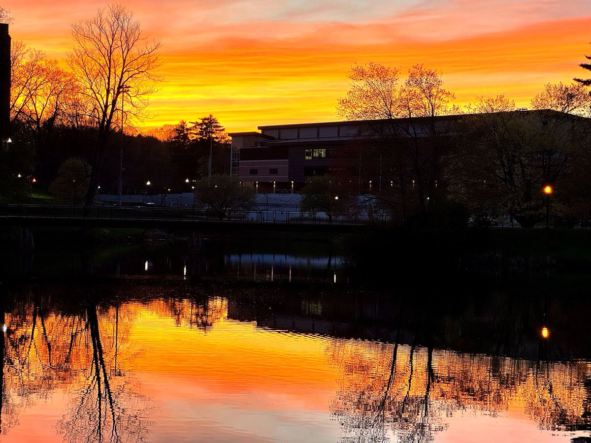 A beautiful sunset on campus to end Earth Day! 🌎😍🫶