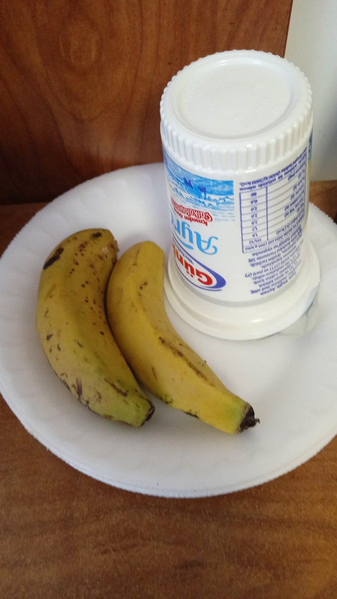 Potasyum yüksekliğinden dolayı hastanede tedavi gören anneme ara öğünde muz verilmesii..şaka gibi gerçekten 
Odaya gelen doktorumuzun bizden daha çok şaşırması peki
#iskenderungelişimhastanesi