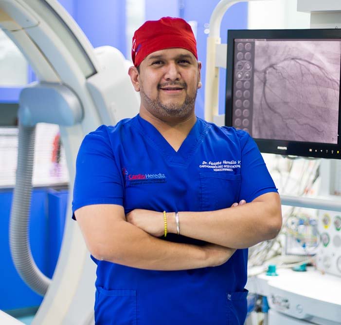 🇪🇨 El cardiólogo Fausto Heredia V. fue el primer médico ecuatoriano en colocar con éxito el implante de marcapasos sin cables MICRA, el más pequeño del mundo en el 2022. Desarrolla técnicas avanzadas reconocidas a nivel mundial. Hoy le salvó la vida a Roberto Bonafont🙏