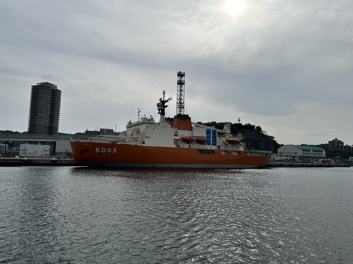 shirase5002's tweet image. 昨日22日の朝、しらせ5003が16回目の航海を終えて帰港。今次はオーストラリア〜南極間を2往復する行動をするなど、初の任務も多かった。そのせいか、外板の塗装はいつもの帰港時よりも疲れの色が目立つ。
SHIRASE5002より、しらせ5003が事故もなく無事帰港されたこと、お慶び申し上げます。