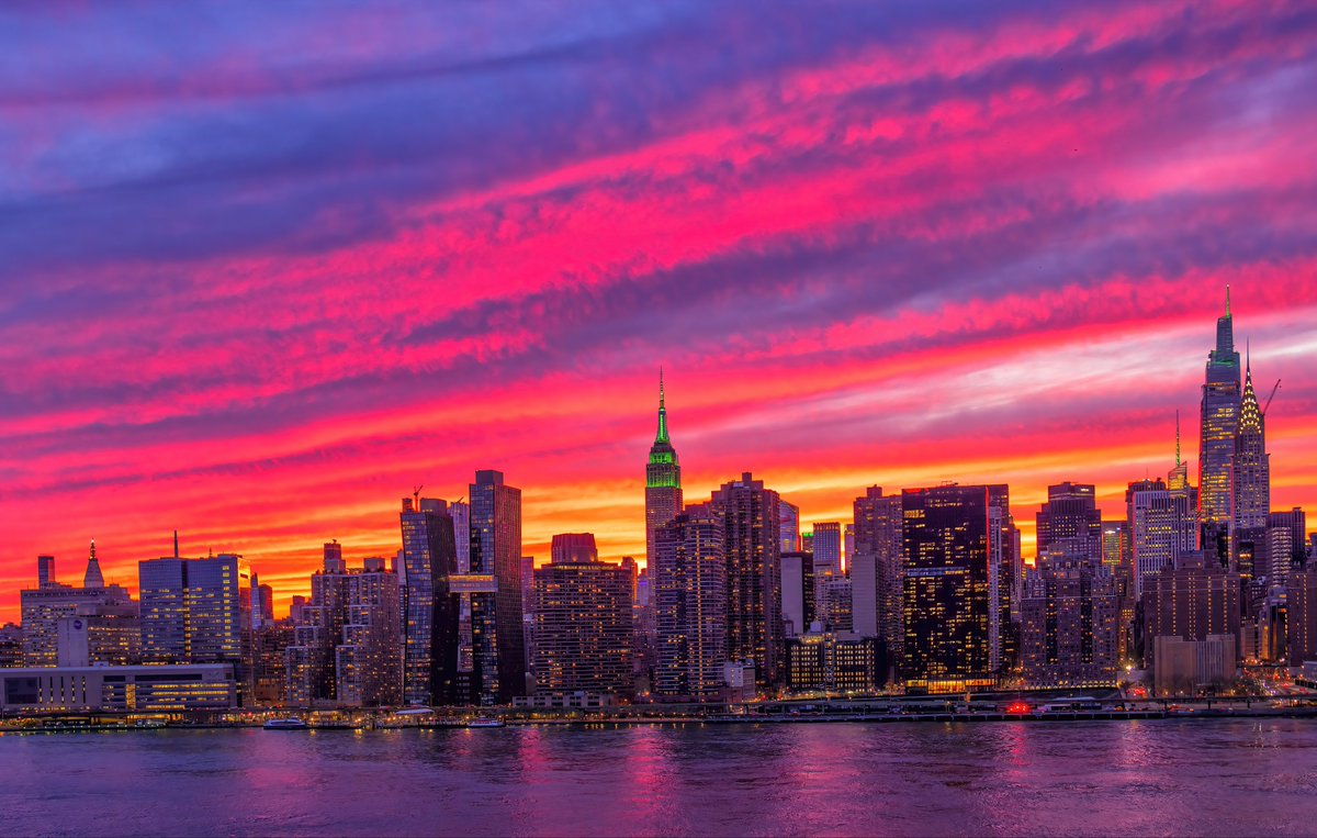 isardasorensen's tweet photo. Splashes of fiery pink and gold in the #sunset skies above #NYC tonight. #NewYork #NewYorkCity https://t.co/Rnw8SbKNqy