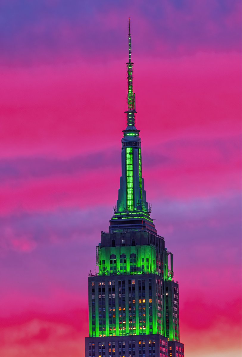 isardasorensen's tweet photo. Splashes of fiery pink and gold in the #sunset skies above #NYC tonight. #NewYork #NewYorkCity https://t.co/Rnw8SbKNqy