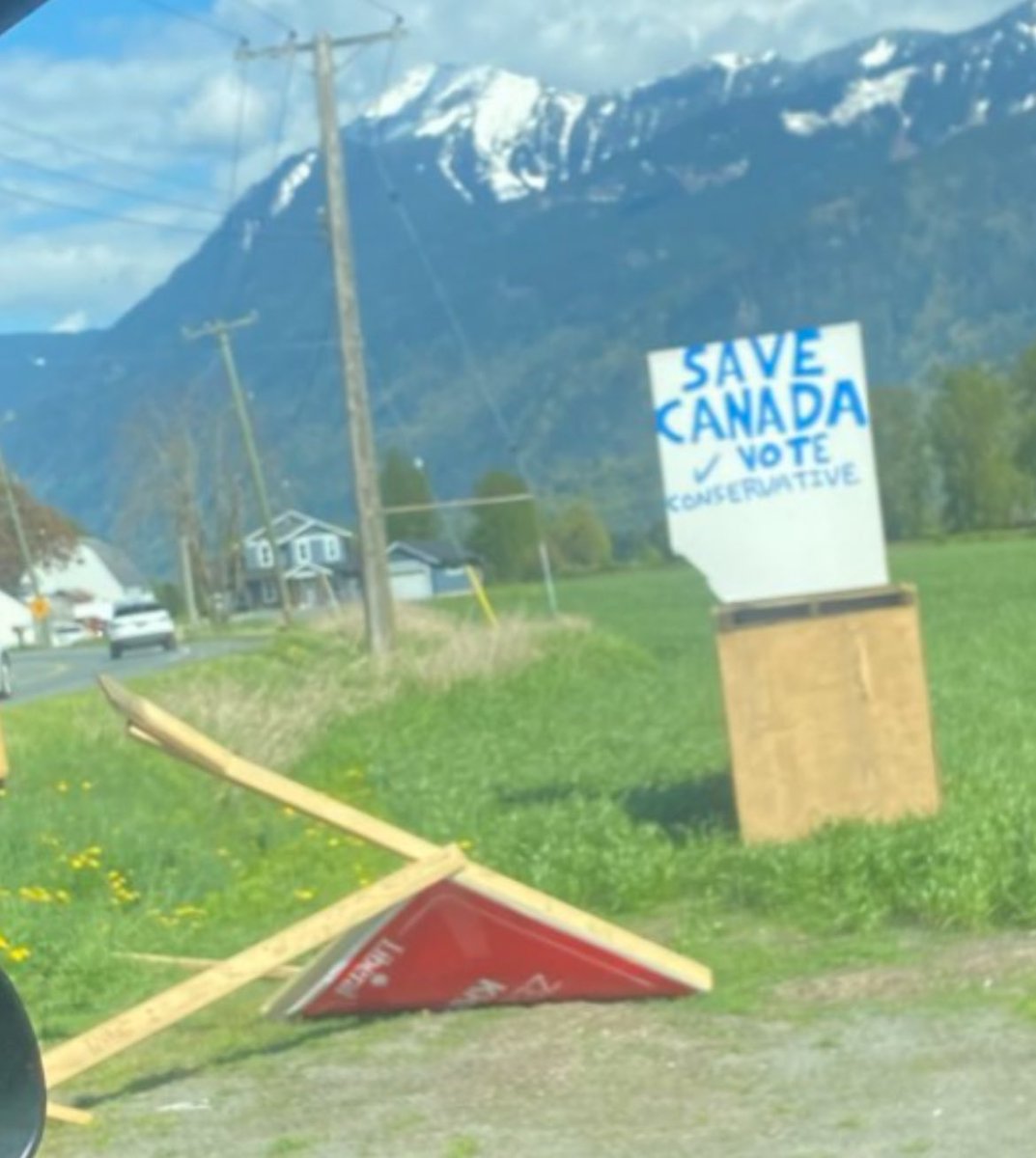 PeeJayAitch's tweet photo. This is what the #Conservative (@cpc_hq campaign) looks like in the #Strahl (@markstrahlmp) fiefdom.
Welcome to the rural neighbourhood of Rosedale where the message is “Vote Conservative or else.”
#election2025 https://t.co/yZafuPzAY8