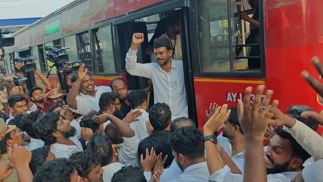 tmmkhqofficial's tweet image. சென்னை மண்ணடியில் வக்பு ஒழிப்புச்சட்டத்தைத் திரும்பப் பெற வலியுறுத்தி, தமுமுக சார்பில் மத்திய ரிசர்வ் வங்கி முற்றுகைப் போராட்டத்தில் பொதுச் செயலாளர் ப.அப்துல் சமது MLA தலைமையில் பல்லாயிரக்கணக்கான தமுமுகவினர் கைது...

 #jawahirullamla #abdulsamadmla #RejectWaqfAct #TMMKProtest