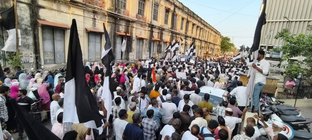 tmmkhqofficial's tweet image. சென்னை மண்ணடியில் வக்பு ஒழிப்புச்சட்டத்தைத் திரும்பப் பெற வலியுறுத்தி, தமுமுக சார்பில் மத்திய ரிசர்வ் வங்கி முற்றுகைப் போராட்டத்தில் பொதுச் செயலாளர் ப.அப்துல் சமது MLA தலைமையில் பல்லாயிரக்கணக்கான தமுமுகவினர் கைது...

 #jawahirullamla #abdulsamadmla #RejectWaqfAct #TMMKProtest