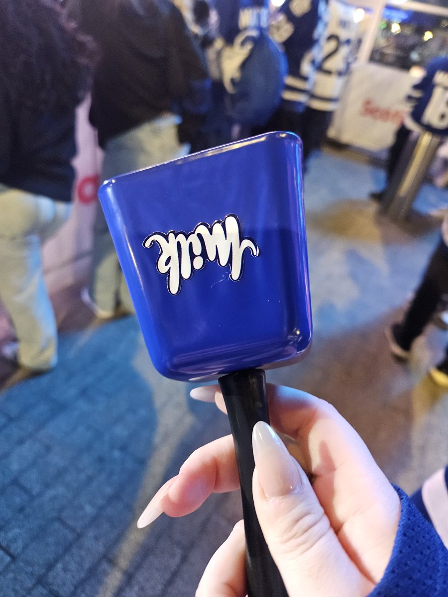 __erynd's tweet photo. Anxious attachment to my #MapleLeafsSquare milk cowbell https://t.co/wHeYue8DpJ