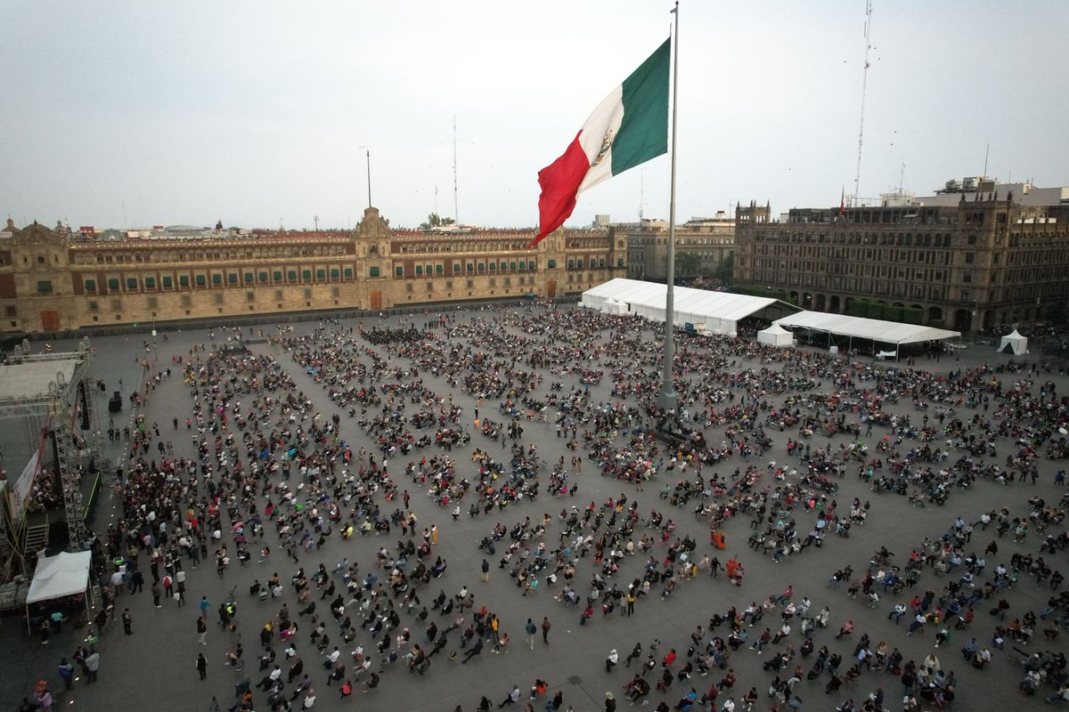 notisucasaRE's tweet photo. Con gran éxito se llevó a cabo el #Lectódromo de la #CDMX 🤓📖

Miles de personas asistieron hoy al #Zócalo para participar en la lectura masiva por el #DíaMundialDelLibro 📚

La Jefa del @GobCDMX, @ClaraBrugadaM, encabezó este gran evento que rompió récord ✨ https://t.co/aIa5O2Qmcg