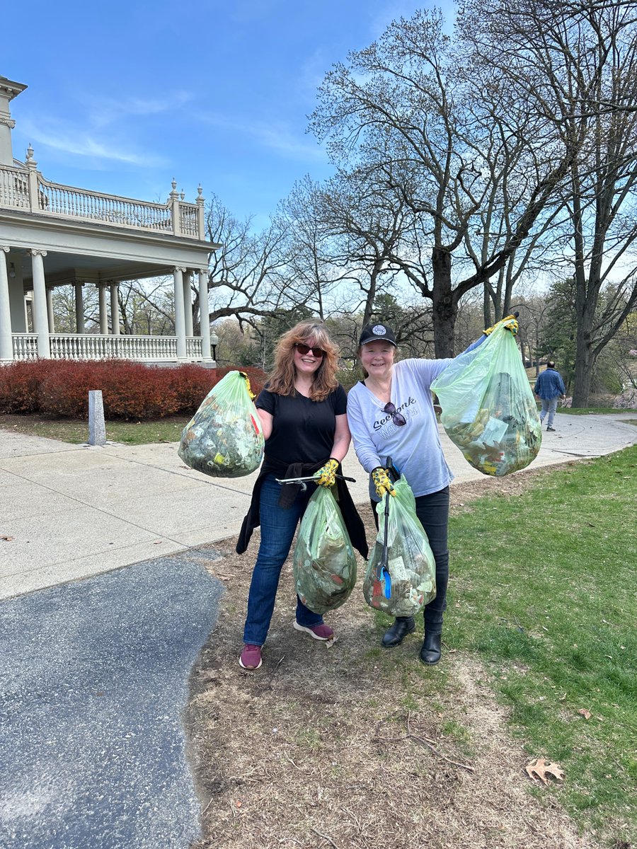 🌍 Happy Earth Day!!💫
Today we had 3 groups in RWP showing their ❤️ for the park and the planet. 
 💪 mulching, raking, weeding, picking up litter and debris from trails and the waterways. 
🙌 BIG Thank you to each and every one of them!