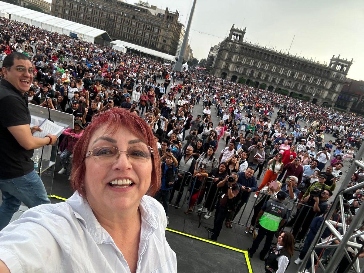 notisucasaRE's tweet photo. Con gran éxito se llevó a cabo el #Lectódromo de la #CDMX 🤓📖

Miles de personas asistieron hoy al #Zócalo para participar en la lectura masiva por el #DíaMundialDelLibro 📚

La Jefa del @GobCDMX, @ClaraBrugadaM, encabezó este gran evento que rompió récord ✨ https://t.co/aIa5O2Qmcg