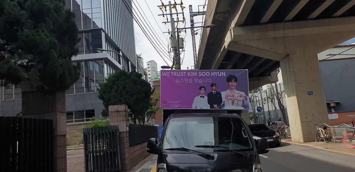 SoohyunMangoTH's tweet photo. Start the day with a healthy breakfast and Kim Soohyun ❤️

The LED truck support from Kim Soohyun Global and SoohyunMangoTH is now at Gold Medalist. 

#WeStandWithKimSooHyun 
#KimSoohyun #คิมซูฮยอน https://t.co/UYlb98B8lP