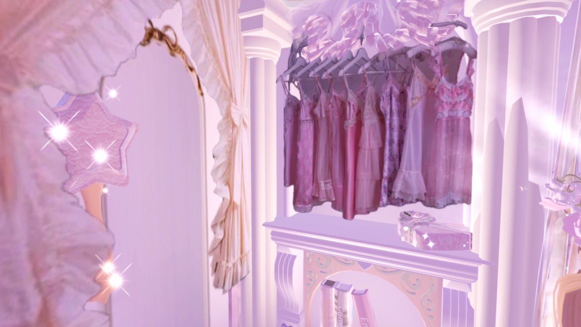 cup1dicds's tweet photo. My Royale high locker!

The half near the door I got inspo from someone on TikTok!
#royalehigh 

I need more tips to make it better!, https://t.co/2KT6yoeGnS
