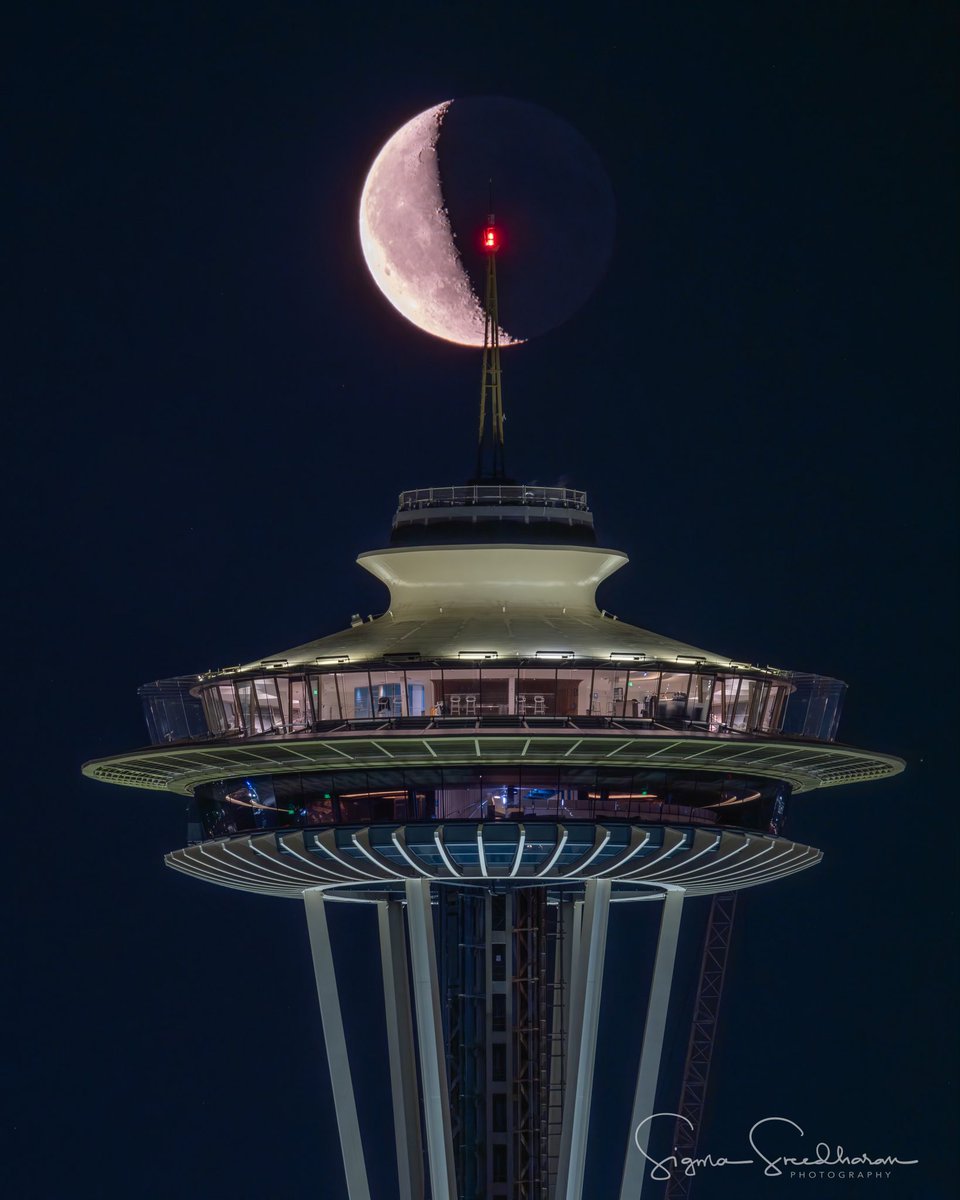 sigmas's tweet photo. 35% waning #moonrise this morning in #Seattle. https://t.co/kCJzM9mMns