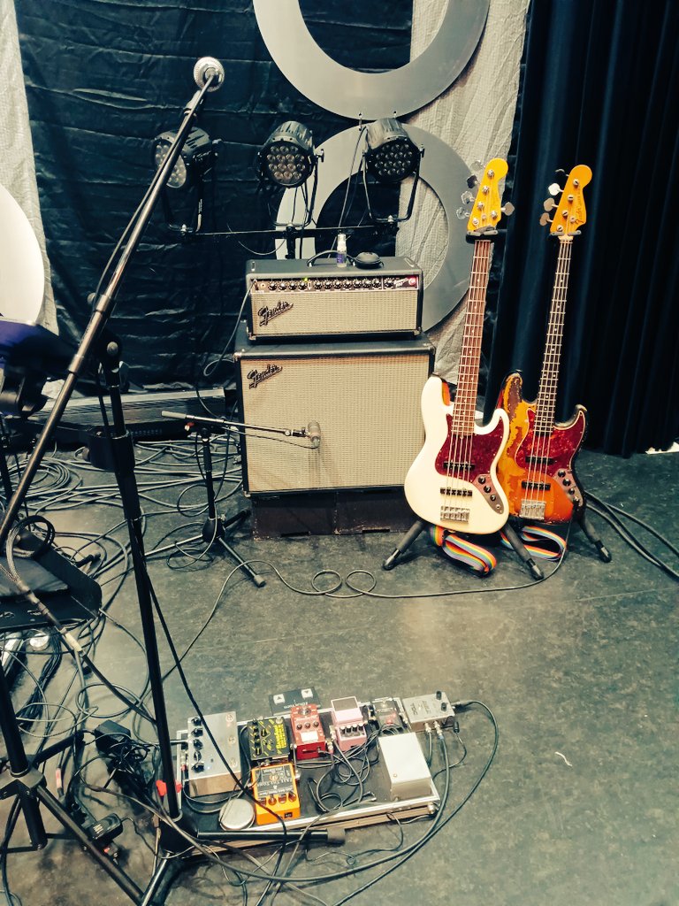 shun_takabatake's tweet photo. 昨日はグァンスさんバースデーワンマンでしたー
グァンスさんの歌とパフォーマンスに導かれて演奏もテンション高め。一体感ヤバかった！
あんなに男前で踊りも楽器も出来てメンバーやスタッフに気遣いも出来て、プロフェッショナリズムに感服👍
改めて誕生日おめでとうございます🎂
#グァンス #超新星 https://t.co/VJ2fU166vW