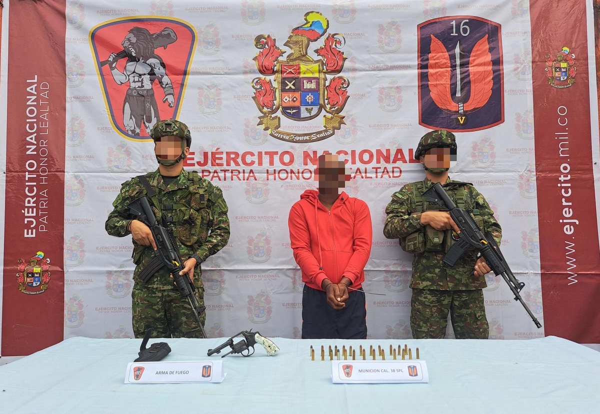 COL_EJERCITO's tweet photo. 🕠📢 #LaPrimeraDelDía | Capturado alias Chemba, cabecilla de la Segunda Marquetalia en Olaya Herrera, #Nariño.

Durante una operación conjunta, tropas de la Fuerza de Tarea Hércules de @Ejercito_Div3, @ArmadaColombia y @PoliciaColombia lograron la captura en flagrancia de alias Chemba, mano derecha de Iván Márquez y principal articulador de las Redes de Apoyo a Estructuras Residuales.

Este sujeto, al parecer, lideraba actos terroristas, extorsiones, narcotráfico y el reclutamiento de menores en el Pacífico nariñense.

Al momento de la captura se le incautó un revólver calibre 38 y munición, material de guerra con el que presuntamente planeaba nuevas acciones delictivas.

#ContundenciaOperacional