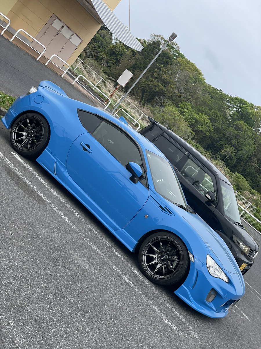 sora_ao0625's tweet photo. このボディ色にこのホイールの色
似合ってるのかな🤔
黒だと浮いちゃうのか？
シルバーにしようとしたけどそれも浮くのかな？
どう思いますかね…
 #XXR527  #XXR  #zn6 https://t.co/wdYmg868lL