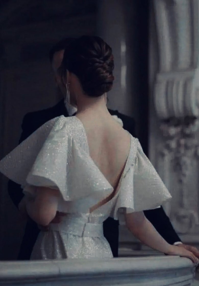 أنا تلك
الأنُثئ
التي تسرِقُ
إنتباهگ دون إذن، 
والضحكة التي تُثير 
فوضى في أفكارك. 
أقتربُ بِقدر مايكفي لإشعال قلبگ 
وأبتعدُ بِقدر ما يُبقيگ ثائراً.
🦋🎻
#بوح_اخر_الليل