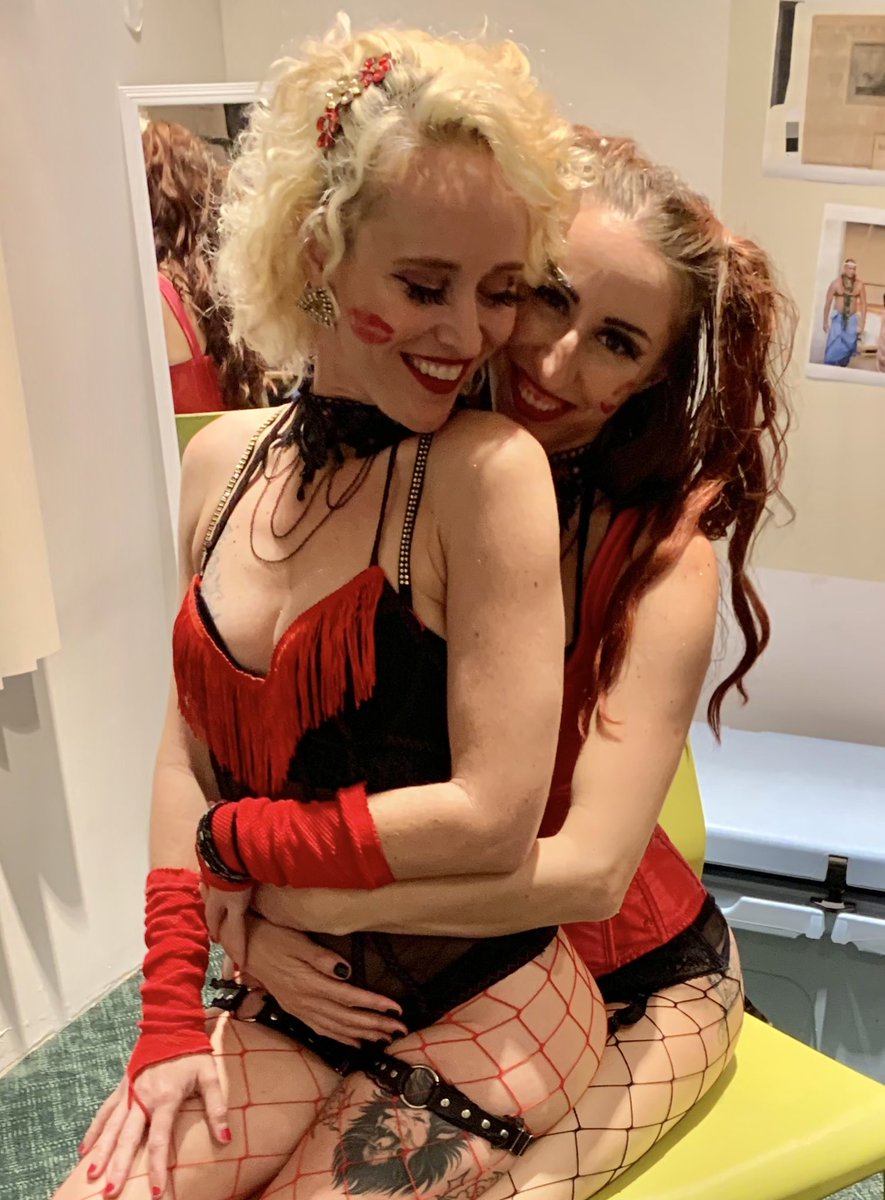 SLaceyyyyy's tweet photo. Just 2 girls in Looooove https://t.co/oCowNEXsnR