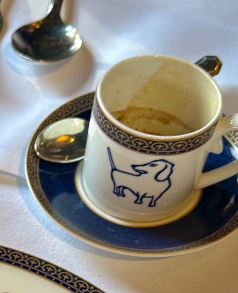 além da mulher pegar um homem que namora ela ainda posta foto da xícara de café do leo leclerc que deve tá com o psicológico abalado