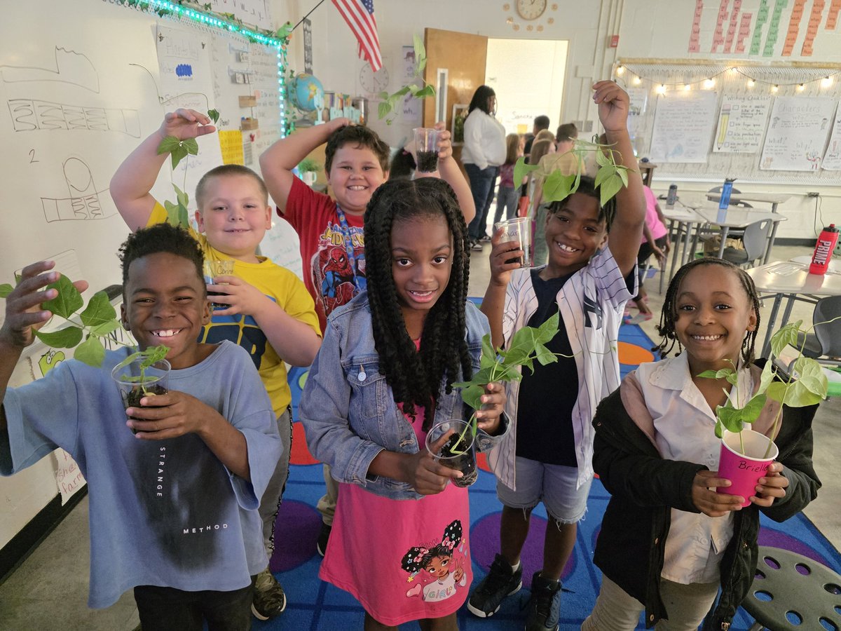 MrsManning517's tweet photo. Happy Earth Day! Ms. Foster  helped our class plant our green beans in the garden that we started growing in the classroom @HES_HCS @mrsj_cohen @michellewil2 #oneteam #winningforkids https://t.co/UE8VYWCMjB