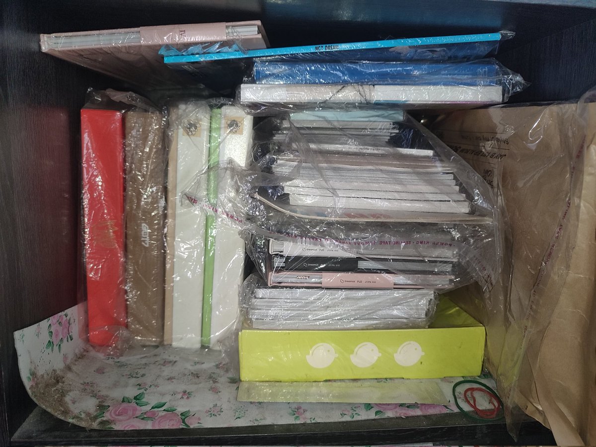 #WTS Album &amp; Merchandise yang ada #GOT7 #EXO #NCT #SEVENTEEN #IKON #DAY6 #JAYB
Ada yang masih full set dan album only, tolong bantu habiskan guys.
Untuk harga seterah (bukan mau ngerusak pasar) asal jangan keterlaluan.
Alasan karena mau berhenti koleksi 🙏🙏🙏

#WTB #WTSAlbumKpop