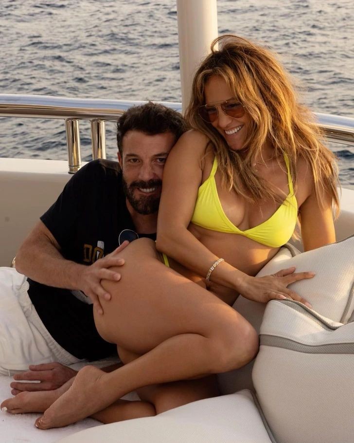 ShoorveerLive's tweet photo. Jennifer Lopez filed for divorce from Ben Affleck on their wedding anniversary is a reminder that —

“A damaged girl is a damaged girl. No amount of kindness from you can change that. Damaged girl can push you into oblivion.”

Check full story &amp; lessons from it👇🏻 https://t.co/cC4azhephY