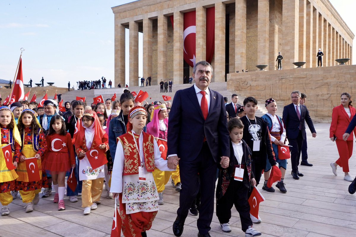 tcmeb's tweet photo. Millî Eğitim Bakanı @Yusuf__Tekin, 23 Nisan Ulusal Egemenlik ve Çocuk Bayramı Dolayısıyla Öğretmen ve Öğrencilerle Anıtkabir'i Ziyaret Etti

👉🏻 https://t.co/g3yyEtXh6e https://t.co/4cGqy1GeqY