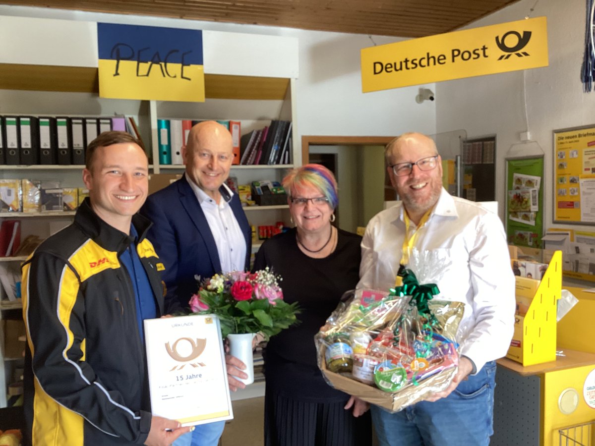 Deutsche Post und DHL News für Bayern und BaWü (@dpdhl_muc) on Twitter photo 15 Jahre Verlässlichkeit in #Eggolsheim 💛
Die <a href="/DeutschePostDHL/">Deutsche Post und DHL News</a> Partnerfiliale „JuBiTas“ ist mehr als ein Postservice – sie ist ein fester Bestandteil der Gemeinde. Danke an Ursula Steinwender-Dittrich für 15 Jahre Engagement und gelebte Partnerschaft. Auf viele weitere Jahre 🎉 15 Jahre Verlässlichkeit in #Eggolsheim 💛
Die <a href="/DeutschePostDHL/">Deutsche Post und DHL News</a> Partnerfiliale „JuBiTas“ ist mehr als ein Postservice – sie ist ein fester Bestandteil der Gemeinde. Danke an Ursula Steinwender-Dittrich für 15 Jahre Engagement und gelebte Partnerschaft. Auf viele weitere Jahre 🎉