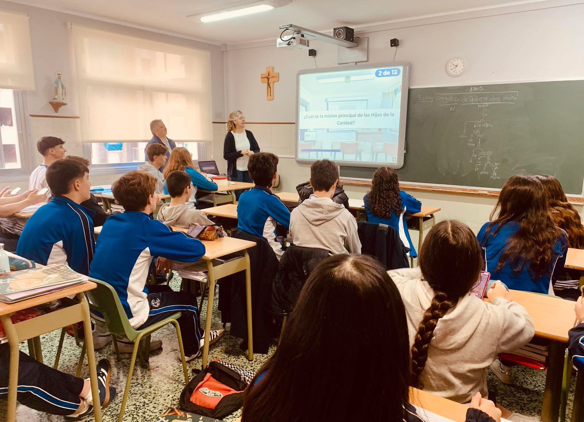 njpraga's tweet image. Sor Loli Rozas y Sor Chus Ferreiro #HijasDeLaCaridad mantuvieron un encuentro con el alumnado de 4ESO #esonjp donde dieron a conocer un poco más el carisma vicenciano y su vocación de servicio. Gracias ❤️ #colegiosHHCC #EducaciónVicenciana #familianjp #njpragavigo