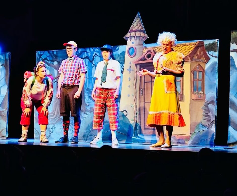 AjMoia's tweet image. 🎭 Els alumnes de primària de l' @EscolaJOR i @EscolaPiaMoia han assistit a la representació de les obres de Teatre en anglès de @ipaproductions_

🟦 "Georgina &amp;amp; the dragon", cicle Inicial
🟦 "Aladdin", cicle Mitjà
🟦 Tommy &amp;amp;t'he talent thief", cicle Superior

#teatreenanglès