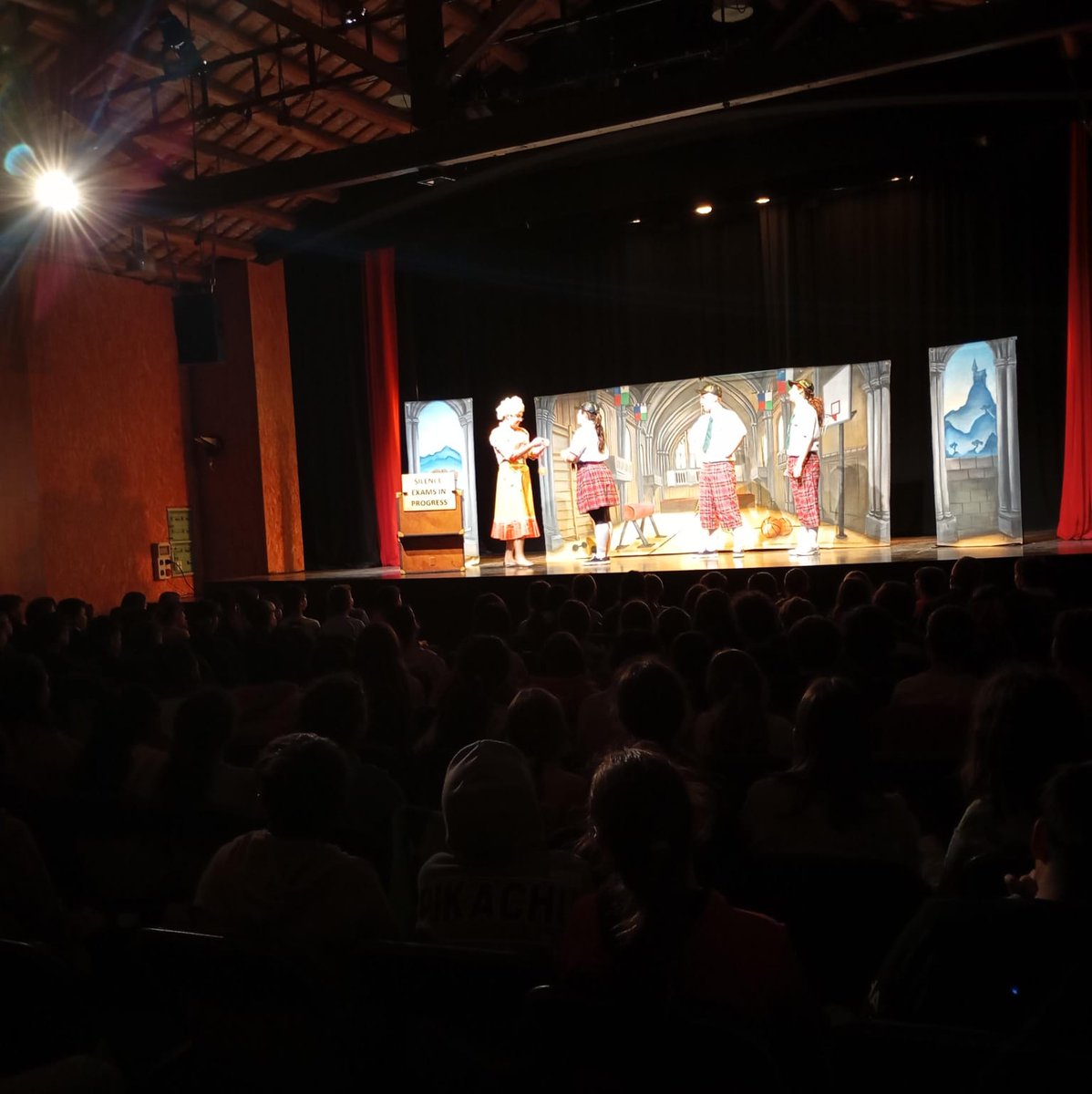 AjMoia's tweet image. 🎭 Els alumnes de primària de l' @EscolaJOR i @EscolaPiaMoia han assistit a la representació de les obres de Teatre en anglès de @ipaproductions_

🟦 "Georgina &amp;amp; the dragon", cicle Inicial
🟦 "Aladdin", cicle Mitjà
🟦 Tommy &amp;amp;t'he talent thief", cicle Superior

#teatreenanglès