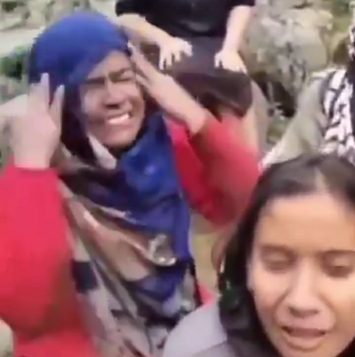 KraantiKumar's tweet photo. Indian Soldier : डरो मत... डरो मत... बैठो बैठो... 

Women Tourist : (रो रोकर हाथ जोड़ने लगी) मेरे बच्चे को कुछ मत करना.. 

Indian Soldier : हमलोग फौज है... हमलोग फौज है... हम लोग इंडियन आर्मी से हैं. आपके सेफ्टी के लिए हैं. आओ बैठो बैठो... पानी पीओ.

Women Tourist : मेरे बच्चे को मार दिया, मेरे बच्चे को मार दिया.

Indian Soldier : शांत रहो... शांत रहो... पानी पीओ, ये लो पानी पीओ. हमलोग हैं यहां सेफ्टी के लिए.

इंडियन आर्मी दुनिया की सबसे ताकतवर सेना है. लेकिन सरकार की गलत नीतियों के कारण सुरक्षा में चूक हुई है. जीडी बक्शी का कहना है भारत सरकार ने 1,80,000 सेना की कटौती की है. ऊपर अग्निवीर लाकर सेना का मनोबल गिराया गया है.
