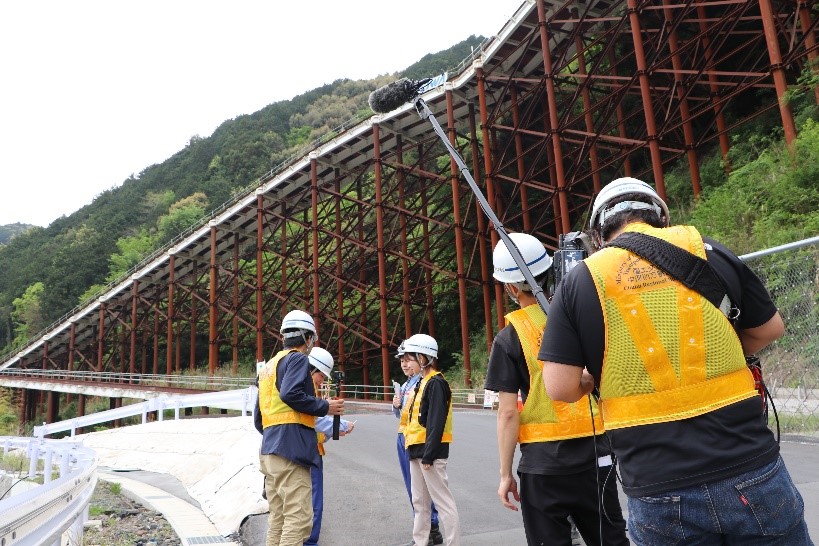 mlit_shizukoku's tweet photo. 【しずこくからのお知らせ】
＃国道１号 沿いにある桟橋のテレビ取材を受けました！
「あの天空に向かう坂道は何！？」ぜひ放送をご覧ください！
◆放送局：テレビ静岡
◆番組　 ：ただいま！テレビ
◆放送日：5月6日（火）18:30頃
#ただいまテレビ ＃しずこく #静清バイパス https://t.co/Hr3mGtK63l
