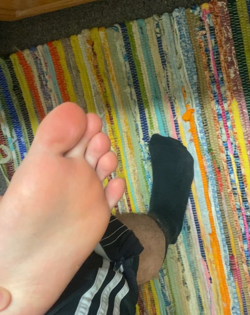 sniff these smelly feet 
#footdom #malefeet #footsub