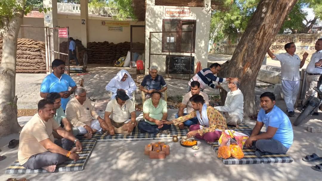 ashishparshad's tweet photo. #सत्यवादी_राजा_हरिश्चंद्र_मोक्षधाम आगरा पर आज शव स्नान हेतु  भगवान #भोलेनाथ की #मूर्ति के लिये श्री हीरा सिंह चंदेल जी द्वारा #भूमिपूजन  किया गया। 

आशीष पाराशर 
सचिव /पार्षद (निवर्तमान )
सत्यवादी राजा हरिश्चन्द्र धाम 
आगरा https://t.co/eTAFSBEUZG