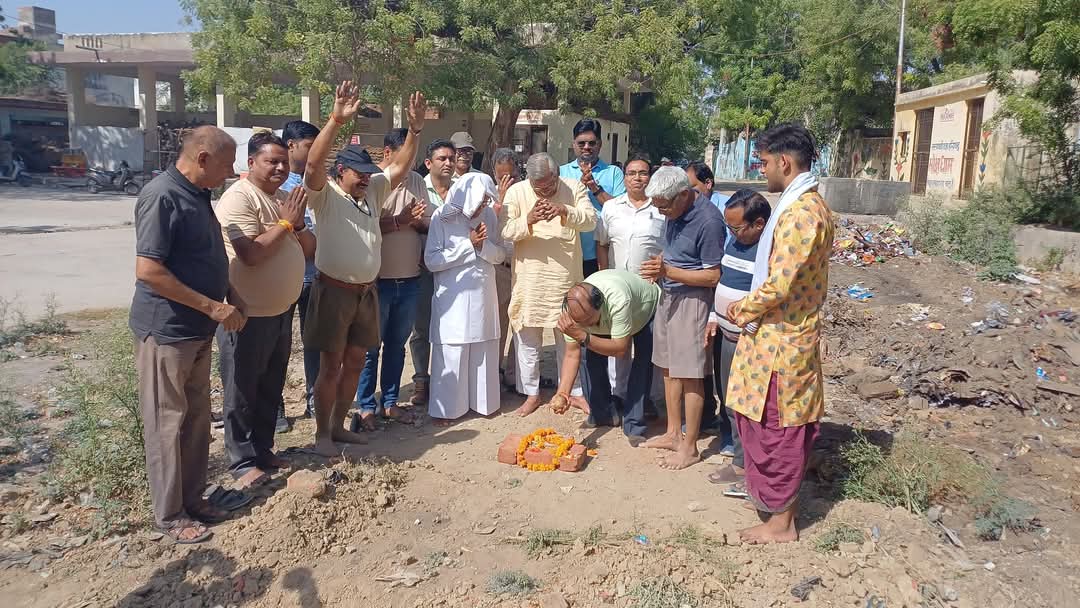 ashishparshad's tweet photo. #सत्यवादी_राजा_हरिश्चंद्र_मोक्षधाम आगरा पर आज शव स्नान हेतु  भगवान #भोलेनाथ की #मूर्ति के लिये श्री हीरा सिंह चंदेल जी द्वारा #भूमिपूजन  किया गया। 

आशीष पाराशर 
सचिव /पार्षद (निवर्तमान )
सत्यवादी राजा हरिश्चन्द्र धाम 
आगरा https://t.co/eTAFSBEUZG