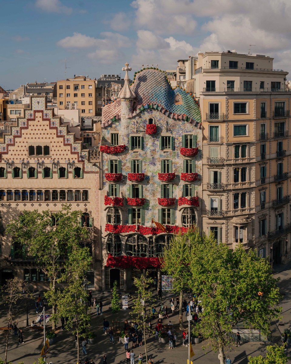 Casa Batlló | Gaudí Barcelona (@casabatllogaudi) on Twitter photo Una imatge val més que mil paraules; Feliç Diada de Sant Jordi🌹📖🐉 Ens veiem avui pels carrers de Barcelona! #santjordi #casabatllo #gaudi #barcelona #santjordi2025 Una imatge val més que mil paraules; Feliç Diada de Sant Jordi🌹📖🐉 Ens veiem avui pels carrers de Barcelona! #santjordi #casabatllo #gaudi #barcelona #santjordi2025